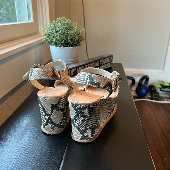 Dolce Vita reptile platform sandals - size 6.5 - Picture 2 of 4
